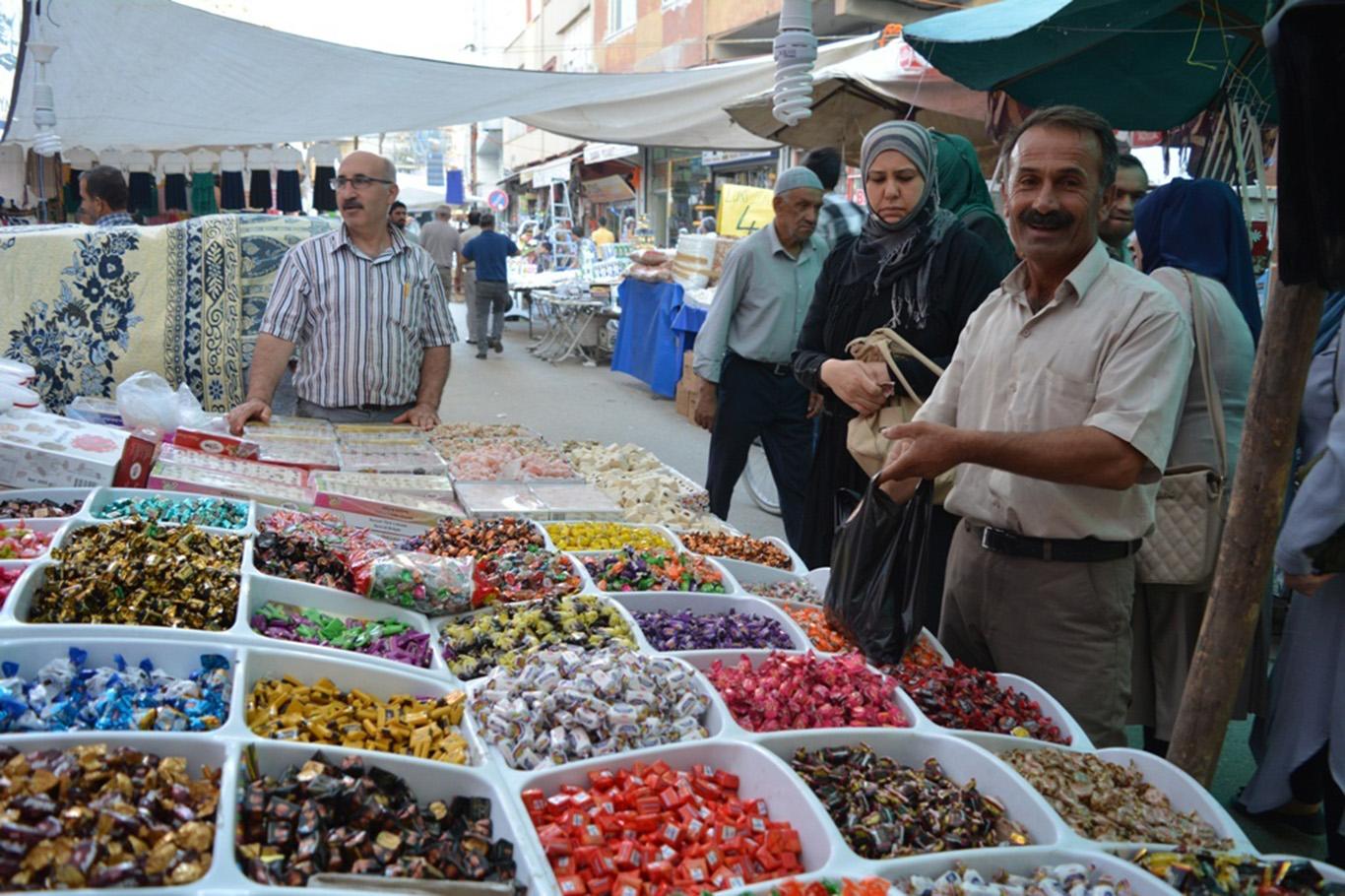 Dar gelirli aileler için bayram pazarı kuruldu Dar gelirli aileler için bayram pazarı kuruldu